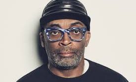 Spike Lee'nin sinemaya yaklaşımı, toplumsal ve kültürel meseleleri cesurca ele almasıyla dikkat çeker. Onun filmleri, siyahilerin Amerika'daki deneyimlerine dair derinlemesine bir bakış açısı sunar ve ırk, sınıf, adalet gibi konuları işler.