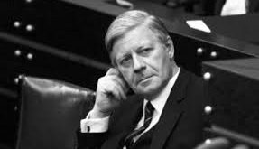 Helmut Schmidt, 1974–1982 yılları arasında Almanya Şansölyesi olarak görev yapmış, kriz yönetimi ve pragmatik politikalarıyla tanınan etkili bir devlet adamıdır. Özellikle ekonomik istikrar, terörle mücadele ve uluslararası ilişkiler konularındaki kararlı duruşuyla öne çıkmıştır.