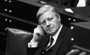 Helmut Schmidt, 1974–1982 yılları arasında Almanya Şansölyesi olarak görev yapmış, kriz yönetimi ve pragmatik politikalarıyla tanınan etkili bir devlet adamıdır. Özellikle ekonomik istikrar, terörle mücadele ve uluslararası ilişkiler konularındaki kararlı duruşuyla öne çıkmıştır.