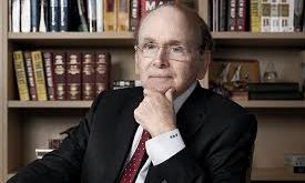 Daniel Yergin, lisans eğitimini Yale University’nde tamamladıktan sonra doktorasını University of Cambridge’nde yapmıştır. Akademik kariyerinin yanı sıra enerji danışmanlığı alanında da aktif rol oynamış ve küresel enerji piyasalarını analiz eden önemli kuruluşlarda görev almıştır.