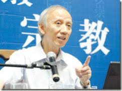 He Guanghu, Çin’in reform ve modernleşme dönemlerinde doğmuş ve büyümüştür. Genç yaşlardan itibaren felsefe, din ve toplumsal düşünceye ilgi göstermiştir. Eğitim hayatında klasik Çin felsefesi, batı felsefesi ve dini etik üzerine yoğunlaşmış, bu sayede farklı düşünce sistemlerini karşılaştırabilme yeteneği kazanmıştır.