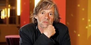 Ünel, ırkçılık ve milliyetçilik konularında son derece duyarlıydı. “Almanya’da yabancı, Türkiye’de Alamancı” gibi serzenişleri olmadığını, multi-kültürel tartışmaları anlamsız bulduğunu belirtmişti. O, insanlar arasında önyargısız bir bağ kurulması gerektiğine inanıyordu.