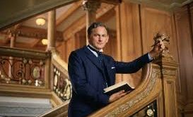 Victor Garber, tiyatro, sinema ve televizyon alanlarında uzun yıllara yayılan başarılı kariyeriyle tanınan Kanadalı oyuncu ve şarkıcıdır. Güçlü sahne performansı, karakter derinliği ve müzikal yeteneğiyle dikkat çeken Garber, özellikle Broadway sahnelerinden Hollywood projelerine uzanan çok yönlü kariyeriyle tanınmaktadır.