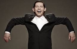 1990’lı yıllarda İngiltere’de yükselen komedi sahnesinde kendine sağlam bir yer edinen Evans, kısa sürede dikkat çekmiş ve televizyon programlarında yer almaya başlamıştır. Özellikle fiziksel komediye dayalı, mimik ve beden diliyle zenginleştirdiği performansları onu diğer komedyenlerden ayıran en önemli özelliklerden biri olmuştur.