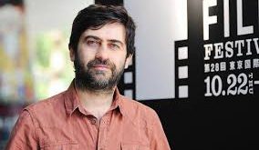 Emin Alper, lise eğitimini Türkiye’nin en prestijli okullarından biri olan Ankara Fen Lisesi’nde tamamladı. Bu dönemde akademik olarak başarılı bir öğrenci olmasının yanında tiyatro, edebiyat ve sinemaya da yoğun ilgi duyuyordu.