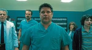 Astin yalnızca oyuncu değil; aynı zamanda yönetmen, yapımcı ve seslendirme sanatçısıdır. Kariyeri boyunca dramatik filmlerden fantastik yapımlara, komediden animasyona kadar geniş bir tür yelpazesinde yer almıştır. Bu makalede Sean Astin’in hayatı, kariyerinin gelişimi, önemli filmleri ve sinema dünyasındaki etkisi ayrıntılı biçimde ele alınacaktır.