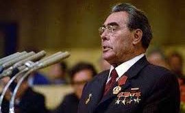 Leonid Brejnev, 1964–1982 yılları arasında Sovyetler Birliği Komünist Partisi Genel Sekreteri olarak görev yapmıştır. Onun liderlik dönemi, siyasi istikrarın sağlandığı ancak ekonomik durgunluğun da belirginleştiği bir süreç olarak tarihe geçmiştir. Brejnev, özellikle Soğuk Savaş döneminde izlediği politikalarla dünya siyasetinde önemli bir rol oynamıştır.