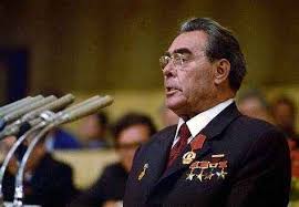 Leonid Brejnev, 1964–1982 yılları arasında Sovyetler Birliği Komünist Partisi Genel Sekreteri olarak görev yapmıştır. Onun liderlik dönemi, siyasi istikrarın sağlandığı ancak ekonomik durgunluğun da belirginleştiği bir süreç olarak tarihe geçmiştir. Brejnev, özellikle Soğuk Savaş döneminde izlediği politikalarla dünya siyasetinde önemli bir rol oynamıştır.