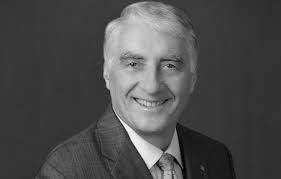 Joseph Stanislaw, küresel enerji piyasaları, ekonomi politikaları ve stratejik danışmanlık alanındaki çalışmalarıyla tanınan Amerikalı bir mali danışman, ekonomist ve yazardır. Enerji sektöründe uzun yıllara dayanan deneyimiyle hem kamu hem de özel sektörde önemli görevler üstlenmiş, özellikle enerji güvenliği ve sürdürülebilirlik konularında etkili analizler yapmıştır.