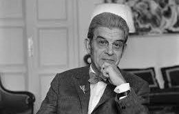 Jacques Lacan, psikanaliz teorisini Freud’un temel ilkelerinden yola çıkarak geliştirmiş ancak bu teorilere kendi yenilikçi bakış açılarını eklemiştir. Lacan, insan psikolojisini daha çok dilsel ve yapısal bir bağlamda ele alır.