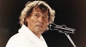 Udo Jürgens, müziğe olan ilgisini çok genç yaşta keşfetmiştir. Ailesinin müziğe olan ilgisi ve desteği sayesinde piyano çalmaya başlamış ve kısa sürede yeteneklerini geliştirmiştir. Viyana Müzik Akademisi'nde eğitim alan Jürgens, 1950'lerin sonlarına doğru profesyonel müzik kariyerine adım atmıştır. İlk başlarda, orkestra şefliği ve caz müziğiyle ilgilenmiş, ardından kendi bestelerini yaparak müziğe olan katkılarını artırmıştır.