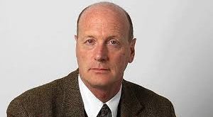 Renaud Girard, gazetecilik kariyerine Le Figaro gazetesinde başlamış ve uzun yıllar boyunca bu gazetede uluslararası politika ve çatışma analizleri üzerine yazılar kaleme almıştır. Girard, özellikle saha gazeteciliği ile tanınır ve birçok çatışma bölgesine giderek yerinde haber ve analiz yapmıştır.