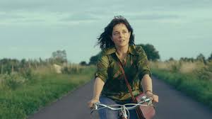 Bozon, Fransa’da film ve medya üzerine eğitim aldı ve görselleştirme tekniklerini derinlemesine öğrendi. Akademik çalışmaları sırasında, ışık, renk paleti, kamera açıları ve kompozisyon gibi temel sinematografi prensiplerini edindi. Bu eğitim, onun sonraki projelerinde özgün bir görsel dil geliştirmesini sağladı.