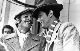 Alain Delon, Fransız sinemasının en ikonik yüzlerinden biridir. Delon’un sineması, genellikle karizmatik, soğukkanlı ve gizemli karakterlerin etrafında şekillenir. Onun oyunculuk tarzı minimalist, kontrollü ve dramatik bir derinlik taşır.