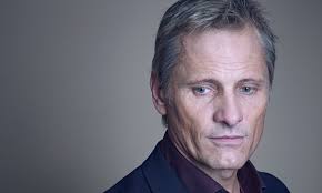 Viggo Mortensen’in oyunculuk kariyeri 1980’li yıllarda tiyatro sahnelerinde başladı. Sinemaya ilk adımını ise 1985 yapımı Witness filmiyle attı. Bu filmde Harrison Ford ile birlikte rol alması, onun sektörde fark edilmesini sağladı.