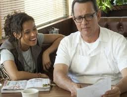 Larry Crowne, sıradan bir Amerikan vatandaşının hayatının beklenmedik bir şekilde değişmesiyle başlar. Larry Crowne, ABD Donanması’nda görev yapmış, disiplinli, çalışkan ve sadık bir işçidir. Ancak çalıştığı büyük perakende mağazasında, üniversite diploması olmadığı gerekçesiyle işten çıkarılır.