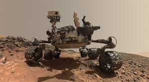 Mars keşif tarihinin en gelişmiş robotik görevlerinden biri olan Curiosity rover, insanlığın Kızıl Gezegen’i anlama yolculuğunda devrim yaratan bir uzay aracıdır. NASA tarafından geliştirilen bu otomobil büyüklüğündeki gezici, yalnızca Mars yüzeyini incelemekle kalmamış, aynı zamanda gezegenin geçmişte yaşama elverişli olup olmadığını araştırarak bilim dünyasında yeni bir çağ başlatmıştır.