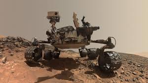 Mars keşif tarihinin en gelişmiş robotik görevlerinden biri olan Curiosity rover, insanlığın Kızıl Gezegen’i anlama yolculuğunda devrim yaratan bir uzay aracıdır. NASA tarafından geliştirilen bu otomobil büyüklüğündeki gezici, yalnızca Mars yüzeyini incelemekle kalmamış, aynı zamanda gezegenin geçmişte yaşama elverişli olup olmadığını araştırarak bilim dünyasında yeni bir çağ başlatmıştır.