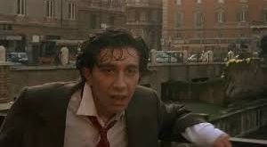 Resmî konservatuvar eğitimi yerine, set deneyimleri ve sahne tecrübeleriyle yetişen Dujmović, karakter oyunculuğuna erken yaşta adım atmıştır. Bu yöntem, onun performanslarına gerçekçilik ve içtenlik katmıştır.