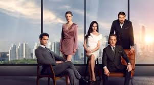 Taş Kağıt Makas, adından da anlaşılacağı üzere güç dengeleri, strateji ve insan ilişkilerindeki karmaşık mücadeleler üzerine kurulu bir anlatı sunar. Dizide bireylerin hayat mücadelesi, adalet arayışı ve geçmişle yüzleşme temaları ön plana çıkar.