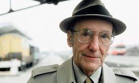 William Burroughs, zengin bir ailenin çocuğu olarak dünyaya gelmiştir. Ailesi, Burroughs'un eğitimine büyük önem vermiştir ve o da Princeton Üniversitesi'ne giderek orada İngilizce ve antropoloji üzerine eğitim almıştır. Üniversiteden sonra, Burroughs'un hayatı giderek daha maceralı bir hal almaya başlamıştır.