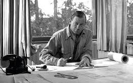 Aalto’nun kariyeri, 1920’ler ve 1930’larda Avrupa’da modernist akımların yükselişiyle paralel ilerlemiştir. Ancak onun yaklaşımı, birçok modernist tasarımcıdan farklı olarak daha organik ve insan odaklı olmuştur. Aalto, yalnızca binaların formuyla değil, iç mekan deneyimi, mobilya tasarımı ve çevreyle uyum konularıyla da ilgilenmiştir.