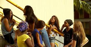 Rudel’in hikâyeleri, derin karakter analizleri, toplumsal gözlemler ve dramatik yapılar üzerine kuruludur. İzleyiciyi hem duygusal hem de entelektüel olarak etkileyen eserler ortaya koyan yazar, özellikle kadın karakterlerin iç dünyasını anlatmadaki başarısıyla dikkat çeker.