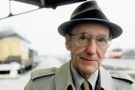 William Burroughs, zengin bir ailenin çocuğu olarak dünyaya gelmiştir. Ailesi, Burroughs'un eğitimine büyük önem vermiştir ve o da Princeton Üniversitesi'ne giderek orada İngilizce ve antropoloji üzerine eğitim almıştır. Üniversiteden sonra, Burroughs'un hayatı giderek daha maceralı bir hal almaya başlamıştır.