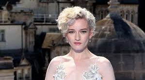 Julia Garner, Amerikalı bir oyuncu olarak son yıllarda Hollywood’un en dikkat çeken yeteneklerinden biri haline gelmiştir. 1 Şubat 1994 tarihinde The Bronx, New York’ta doğan Garner, özellikle güçlü dramatik performansları ve sıra dışı karakter seçimleriyle tanınmaktadır.