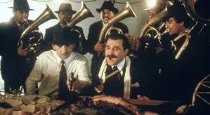 Balkan müziği ve kültür sahnesinin ikonik isimlerinden biri olan Nele Karajlić, hem müzisyen hem de kültürel figür olarak geniş bir hayran kitlesine sahiptir. Siyasi ve toplumsal eleştirileriyle dikkat çeken çalışmaları, onu sadece bir sanatçı değil, aynı zamanda bir dönem yorumcusu haline getirmiştir.