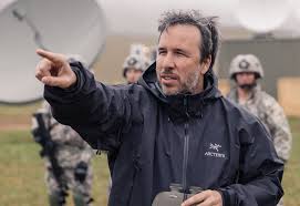 Denis Villeneuve’nin sineması, görsel zarafeti ve derin tematik yapıları ile tanınır. Yönetmen, filmlerinde genellikle insanlık halleri, zaman, bellek, adalet ve toplumların karanlık yönleri gibi büyük temaları işler.