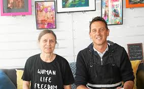 Rudel’in hikâyeleri, derin karakter analizleri, toplumsal gözlemler ve dramatik yapılar üzerine kuruludur. İzleyiciyi hem duygusal hem de entelektüel olarak etkileyen eserler ortaya koyan yazar, özellikle kadın karakterlerin iç dünyasını anlatmadaki başarısıyla dikkat çeker.