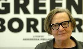 Holland, Varşova Film Okulu’nda eğitim almış, sinema teknikleri, senaryo yazımı ve film yönetmenliği üzerine yoğunlaşmıştır. Eğitim sürecinde özellikle Avrupa sinemasının modern akımlarını incelemiş ve toplumsal konuları işleyen filmler yapma konusunda kendini geliştirmiştir. Bu eğitim, Holland’ın sinemasal tarzının temelini oluşturmuştur.