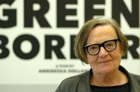 Holland, Varşova Film Okulu’nda eğitim almış, sinema teknikleri, senaryo yazımı ve film yönetmenliği üzerine yoğunlaşmıştır. Eğitim sürecinde özellikle Avrupa sinemasının modern akımlarını incelemiş ve toplumsal konuları işleyen filmler yapma konusunda kendini geliştirmiştir. Bu eğitim, Holland’ın sinemasal tarzının temelini oluşturmuştur.