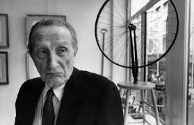 Duchamp, 1904 yılında Paris’te resmi sanat eğitimine başladı ve kısa sürede empresyonizm ve fovizm etkilerini gördüğü erken dönem tablolar üretti. Ancak onun asıl ünü, 1910’larda Dada ve kavramsal sanat hareketleri ile birlikte ortaya çıkmıştır. Duchamp, geleneksel sanat anlayışına meydan okuyarak sanat dünyasında tartışmalara yol açmıştır.