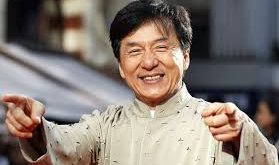 Bruce Lee’nin 1973’teki ölümünden sonra film endüstrisi yeni bir aksiyon yıldızı arayışına girdi. Jackie Chan bu dönemde birçok projede yer aldı ancak kariyerinin gerçek yükselişi biraz daha farklı bir yaklaşım geliştirmesiyle gerçekleşti.