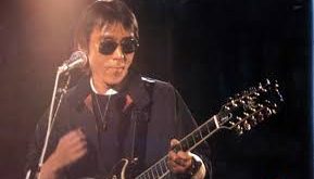 Akira Terao, 18 Mayıs 1947 tarihinde Japonya’nın Kanagawa bölgesinde doğmuştur. Sanatla iç içe bir ailede büyüyen Terao’nun babası, ünlü oyuncu Jūkichi Uno’dur. Bu durum, onun küçük yaşlardan itibaren sahne sanatlarına ilgi duymasını sağlamıştır.