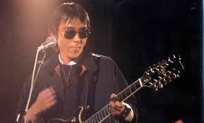 Akira Terao, 18 Mayıs 1947 tarihinde Japonya’nın Kanagawa bölgesinde doğmuştur. Sanatla iç içe bir ailede büyüyen Terao’nun babası, ünlü oyuncu Jūkichi Uno’dur. Bu durum, onun küçük yaşlardan itibaren sahne sanatlarına ilgi duymasını sağlamıştır.