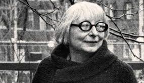 Jacobs’un şehir anlayışı, modernist ve fonksiyonel şehir planlamasına karşı alternatif bir perspektif sunar. O, şehirlerin sadece binalardan ve altyapıdan ibaret olmadığını, aynı zamanda insan ilişkileri, sosyal etkileşim ve günlük yaşam pratiğiyle şekillendiğini savunur.