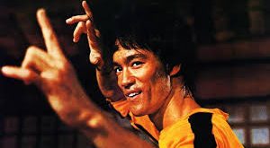 Çocukluğu boyunca sahne sanatlarıyla iç içe büyüyen Bruce Lee, genç yaşta hem fiziksel hem de zihinsel disiplini geliştirmeye başladı. Hong Kong’da drama ve dövüş sanatı eğitimi alarak erken yaşta sahne deneyimi kazandı.
