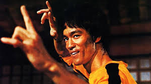 Çocukluğu boyunca sahne sanatlarıyla iç içe büyüyen Bruce Lee, genç yaşta hem fiziksel hem de zihinsel disiplini geliştirmeye başladı. Hong Kong’da drama ve dövüş sanatı eğitimi alarak erken yaşta sahne deneyimi kazandı.