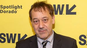 Raimi'nin sinemaya getirdiği yenilikler, özellikle aksiyon ve korku öğelerinin harmanlanmasıyla öne çıkmıştır. "Evil Dead" serisinin yanı sıra, "Darkman" (1990), "Army of Darkness" (1992) ve "Spider-Man" serisi (2002-2007) gibi önemli yapımlarıyla tanınır. Özellikle "Spider-Man" serisi, hem eleştirmenlerden hem de izleyicilerden büyük takdir almış, Raimi'nin mainstream Hollywood'daki başarısını pekiştirmiştir.