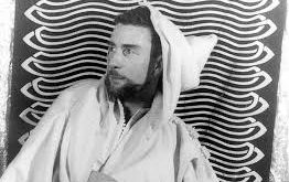 Brion Gysin, sanat eğitimine genç yaşlarda başlamıştır. Çeşitli sanat okullarında eğitim aldıktan sonra, Fransa'da sanat kariyerine devam etmeye karar vermiştir. Gysin, özellikle 1940'lı yıllarda Paris’te sanat çevreleriyle tanıştıktan sonra, deneysel bir sanat anlayışını benimsedi.