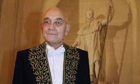 Max Gallo, İtalya kökenli bir ailenin çocuğu olarak Fransa’da dünyaya gelmiştir. Genç yaşta edebiyat ve tarihe karşı duyduğu ilgi, onu akademik çalışmalarına yönlendirmiştir. Nice’te başlayan eğitim hayatı, Paris’te devam etmiş ve Gallo, burada tarih ve edebiyat alanında derinlemesine bir bilgi birikimi kazanmıştır.