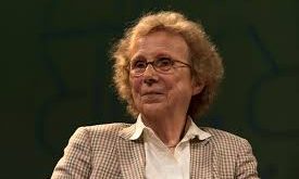 Fontenay, Paris’te prestijli bir üniversitede felsefe eğitimi almış ve özellikle etik, metafizik ve insan-doğa ilişkileri üzerine yoğunlaşmıştır. Eğitim sürecinde klasik filozofların eserlerini incelemiş, modern etik ve politik felsefe ile ilgili derinlemesine çalışmalar yapmıştır. Bu süreç, onun düşünsel altyapısını şekillendirmiştir.