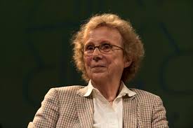 Fontenay, Paris’te prestijli bir üniversitede felsefe eğitimi almış ve özellikle etik, metafizik ve insan-doğa ilişkileri üzerine yoğunlaşmıştır. Eğitim sürecinde klasik filozofların eserlerini incelemiş, modern etik ve politik felsefe ile ilgili derinlemesine çalışmalar yapmıştır. Bu süreç, onun düşünsel altyapısını şekillendirmiştir.