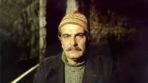 Sinemaya çocuk oyuncu olarak adım atan Savun, 1936 yapımı Bir Millet Uyanıyor filminde rol aldı. 1940’lı yıllarda bir film şirketinde kamera asistanlığı yaparak setlerin farklı alanlarını deneyimleyen sanatçı, ışık, dekor ve kamera işlerini öğrenerek mesleğe kapsamlı bir bakış kazandı.
