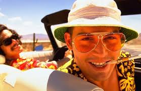 Hunter S. Thompson, Gonzo gazeteciliğinin babası olarak kabul edilir. 1970'lerin başında Rolling Stone dergisi için yazdığı yazılarla büyük bir ün kazandı. Thompson, gazeteciliği sadece bilgi vermek amacıyla değil, aynı zamanda bir performans, bir kişisel keşif olarak görüyordu. Bu yaklaşım, onu diğer gazetecilerden ayırdı ve onun yazılarına büyük bir özgünlük kattı.