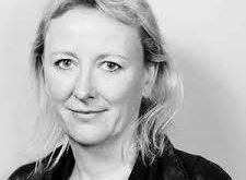 Delphine Mantoulet, Fransa’da doğmuş ve müzikle tanışması çocuk yaşlarda olmuştur. Ailesinin desteklediği bir ortamda büyüyen Mantoulet, küçük yaşlardan itibaren piyano ve gitar çalmaya başlamıştır. Erken yaşta müziğe duyduğu ilgi, onun kariyer yolculuğunun temelini oluşturmuştur.