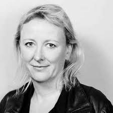 Delphine Mantoulet, Fransa’da doğmuş ve müzikle tanışması çocuk yaşlarda olmuştur. Ailesinin desteklediği bir ortamda büyüyen Mantoulet, küçük yaşlardan itibaren piyano ve gitar çalmaya başlamıştır. Erken yaşta müziğe duyduğu ilgi, onun kariyer yolculuğunun temelini oluşturmuştur.